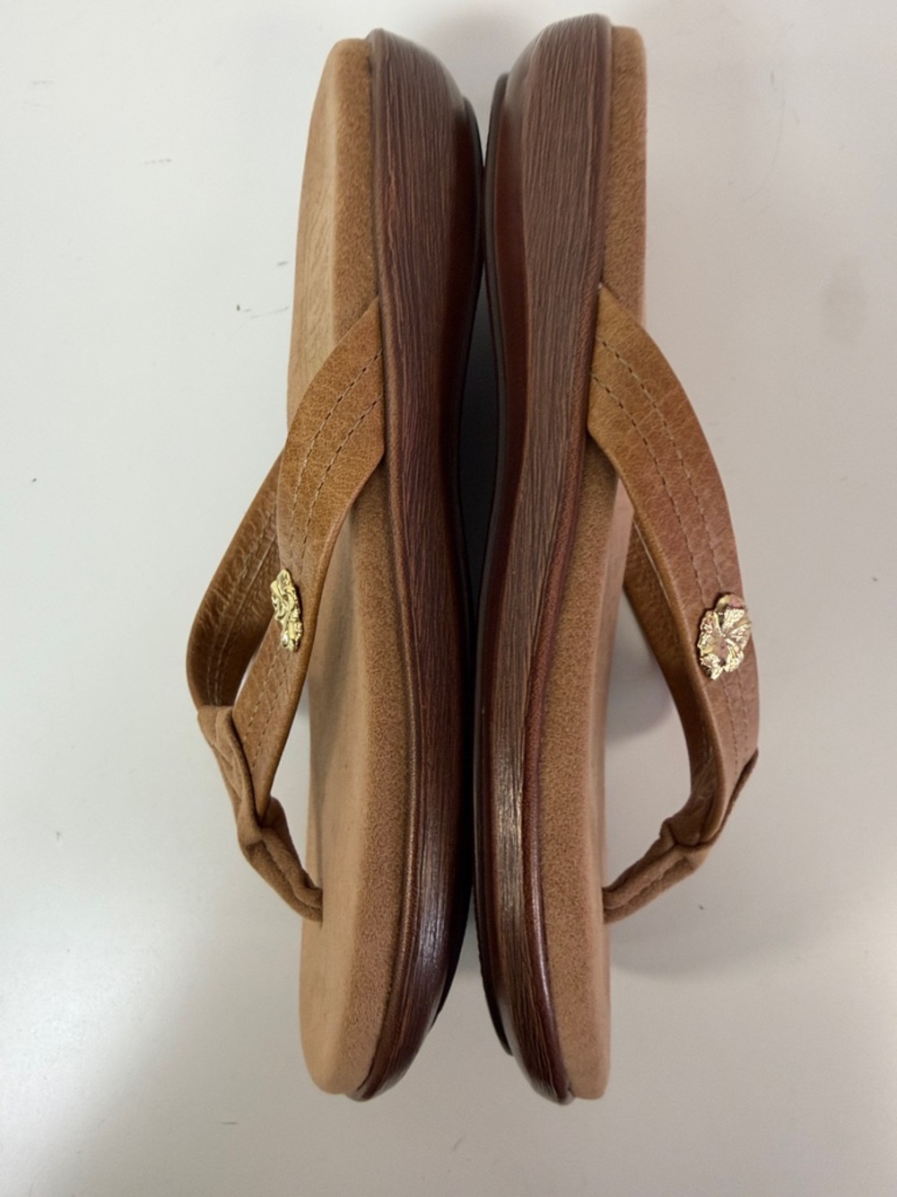 BRAND NEW Island Tan Suede Leather Thong Flip Flop Sandal Gold Hibiscus SIZE 6 - Picture 5 of 8